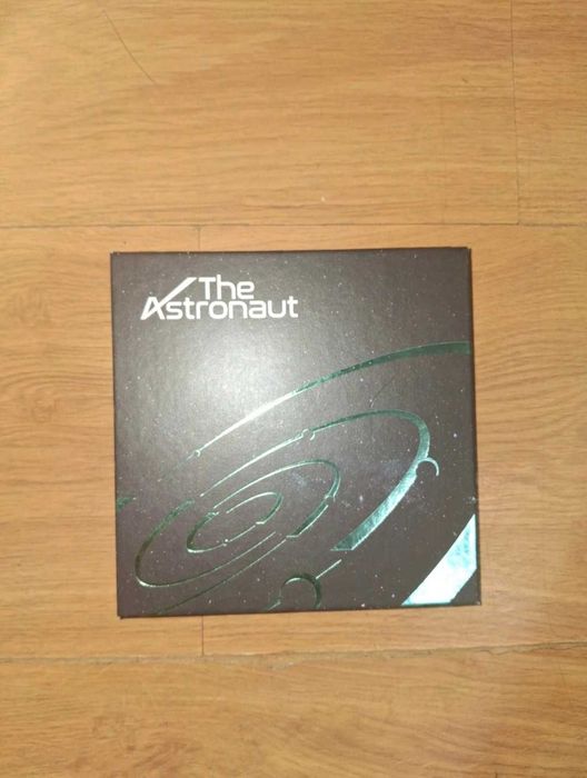 Album The astronaut JIN + 2 photocarduri originale
