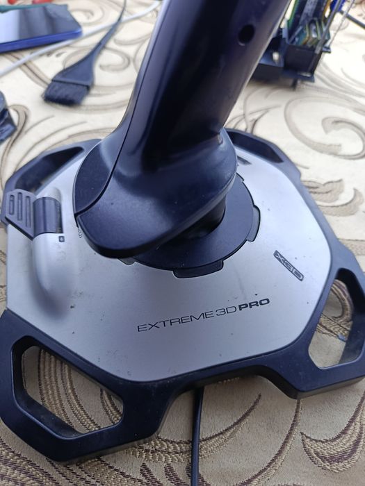 Vând 2 joystick-uri PC Logitech – Attack 3 + Extreme 3D Pro