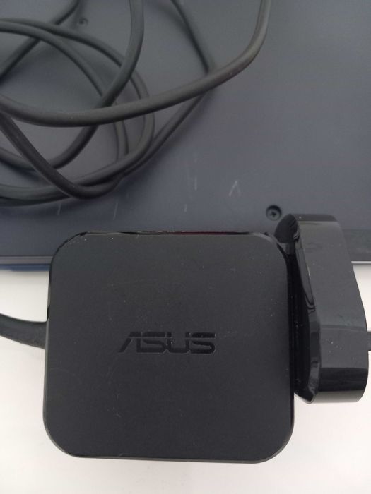 Laptop Asus E203N, 64 GB utilizat de cateva ori, practic este ca si nou.