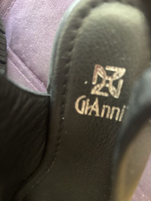 Нови черни дачски самдали на платформа от естествена кожа .