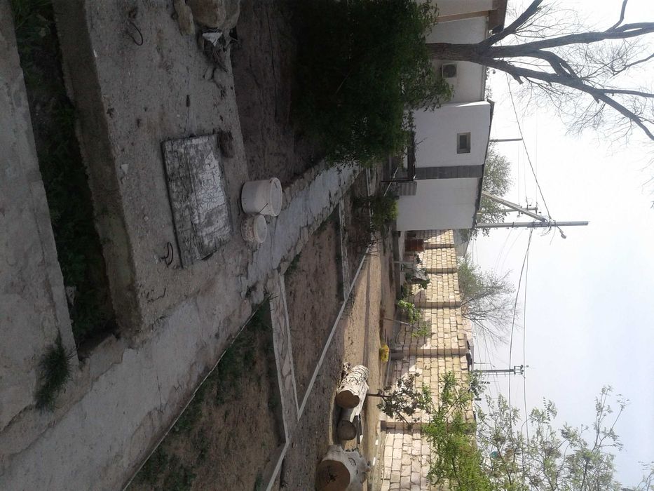 Участок и здание