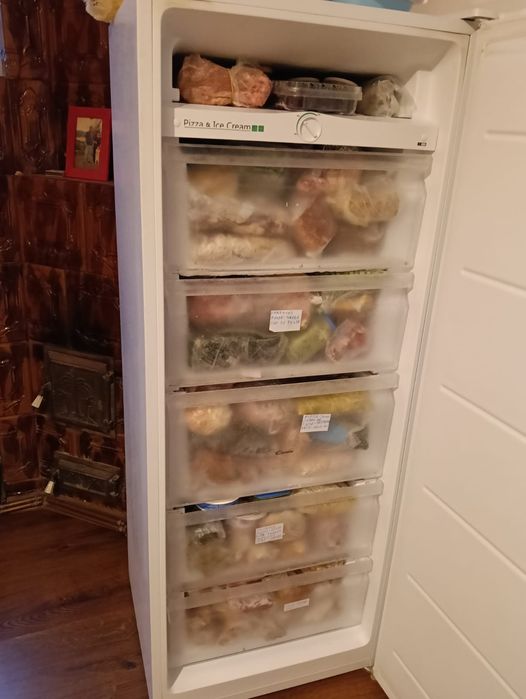 Vând congelator Candy 165 L clasa A+