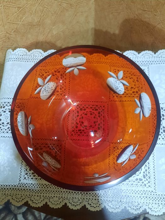 Очень красивая винтажная фруктовница, накладной рубиновый хрусталь, ал