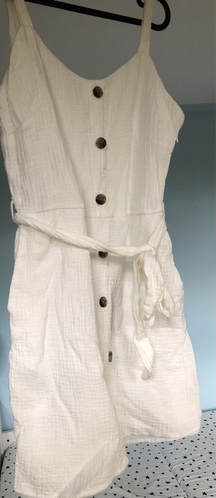 Къса бяла рокля с презрамки