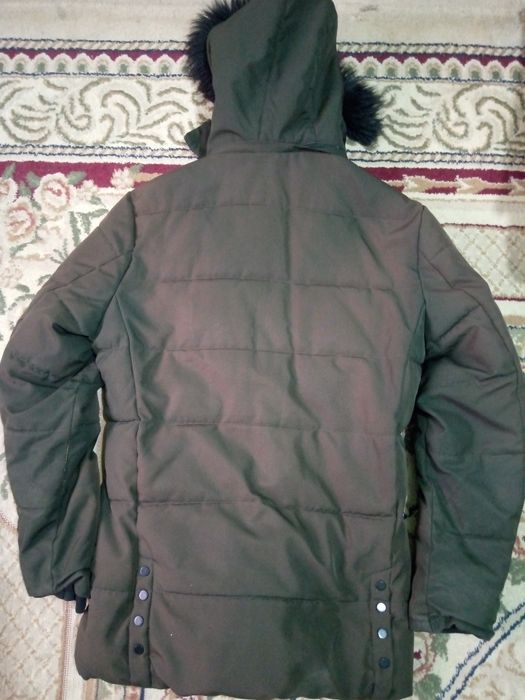 Куртка сотилади.
