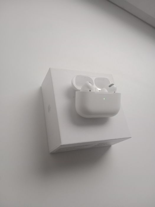 Продам airpods вместе с зарядкой