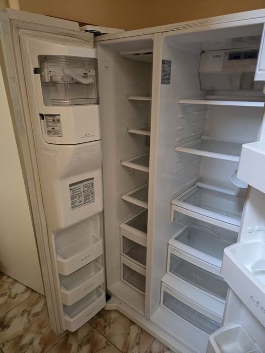 Frigider side by side LG