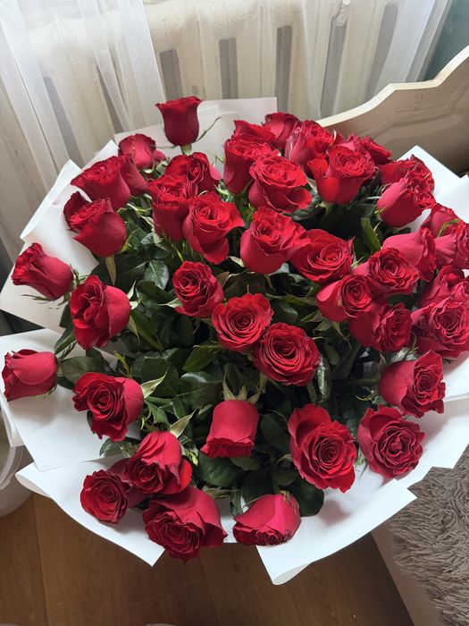 Розы красные , большой букет .