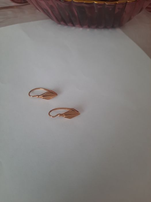 Продам золотые серьги