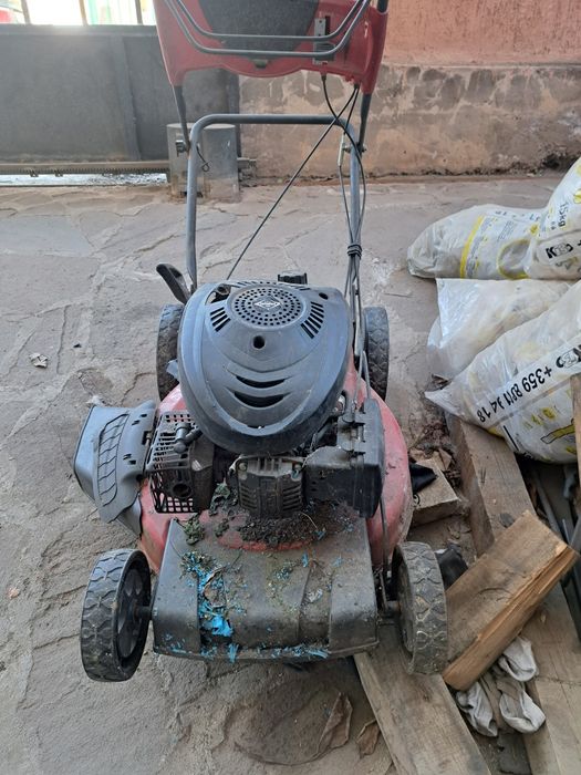 Продавам моторна косачка за трева