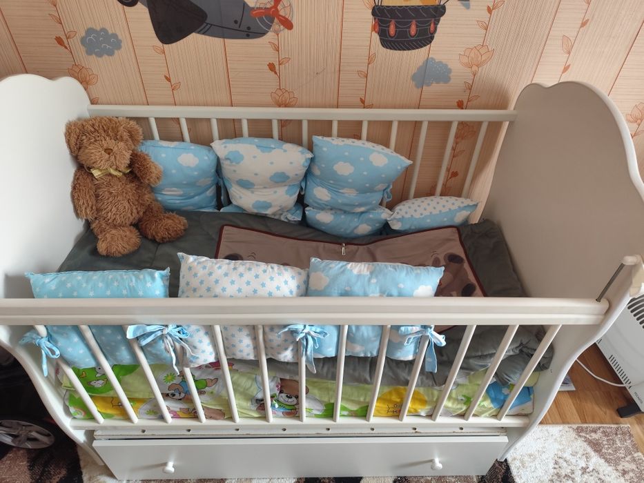 Продам кроватку с маятником