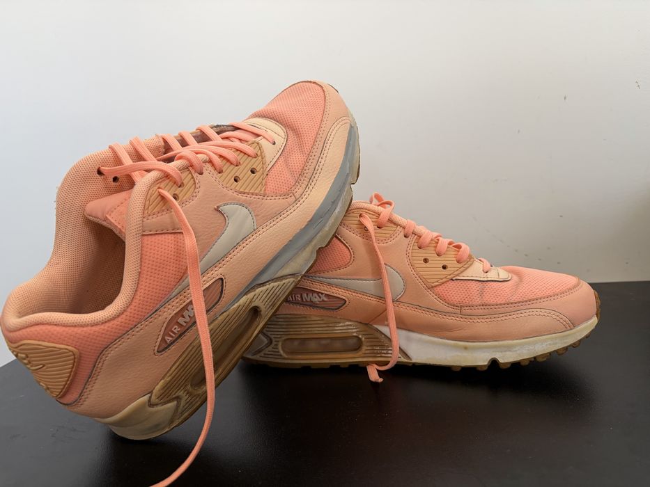 Маратонки Nike и Scechers