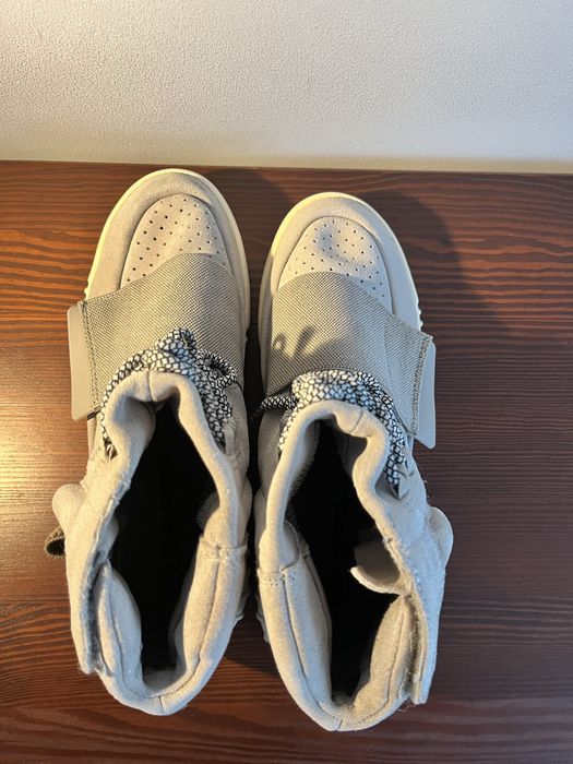 Продам кроссовоки adidas yeezy boost 750. Цена: 20000 тг.