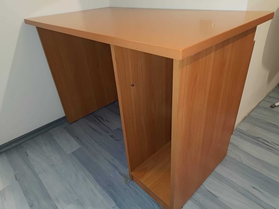 Стол от естествена черна кожа. В отлично състояние. 1бр-90€, 6бр-480€