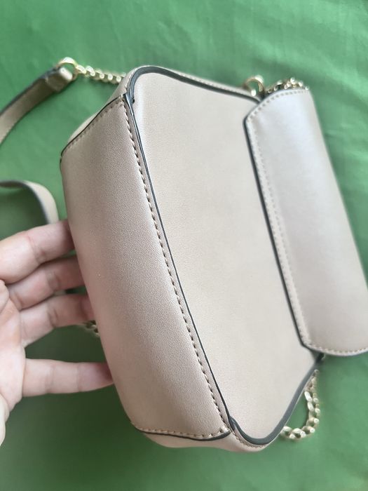 Бежова чанта с перли и камъни