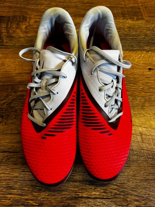 Футболни обувки Nike и Adidas