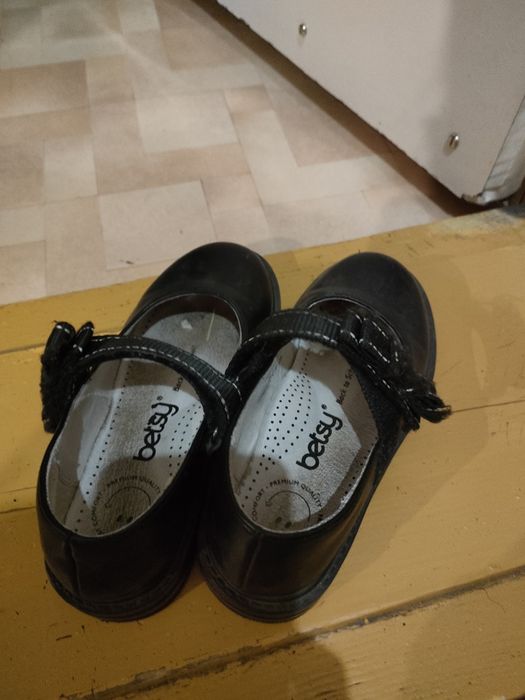 Продам детские туфли школьные