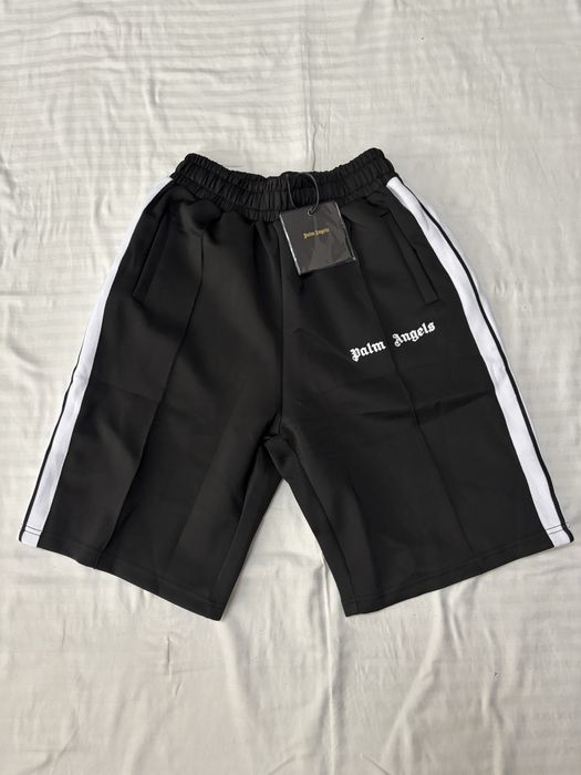 Pantaloni scuri si tricouri