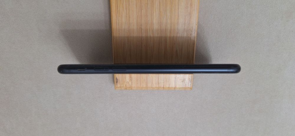 Продам iPhone SE black
