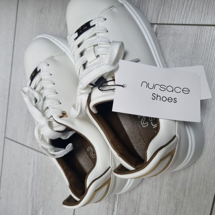 Новый кроссовка.