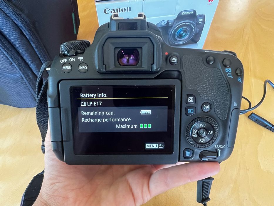 Фотоапарат Canon EOS 77D с обектив 18-55mm | кутия | зарядно | чанта