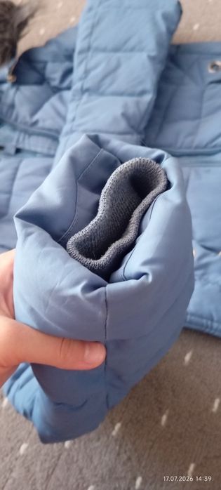 Продается теплая зимняя куртка на подростка или стройную девушку.