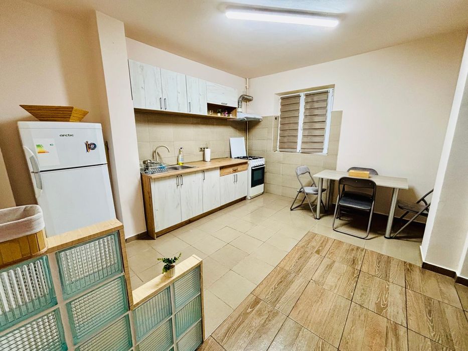 De inchiriat 3 camere, utilat-mobilat complet.