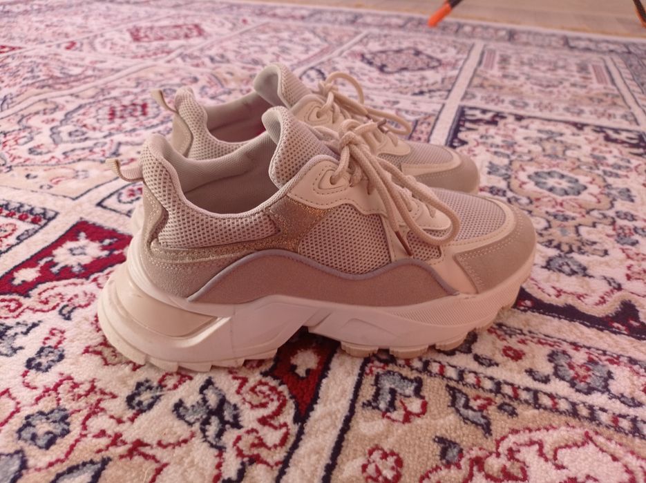 Продам женский кроссовки