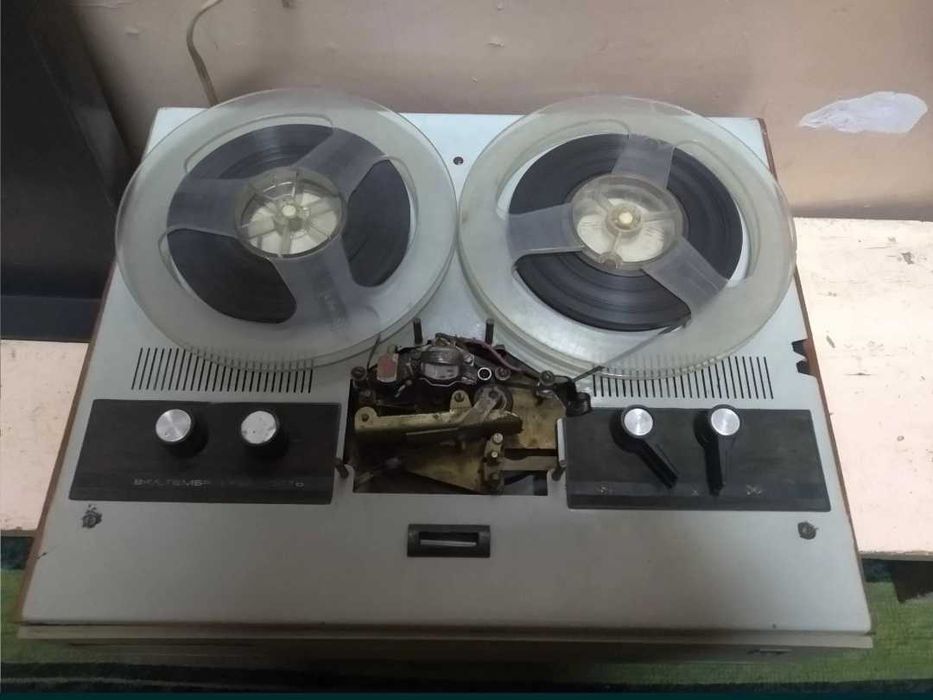 Катушечный магнитофон Снежеть-301.