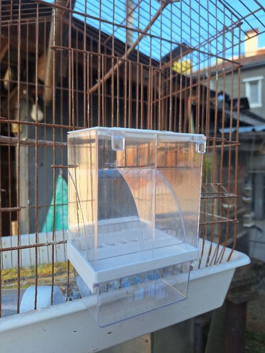 Автоматични хранилки за канарчета, папагали, амадини и други птички.