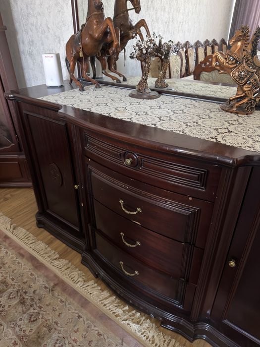 Комод с зеркалом и сервант для зала