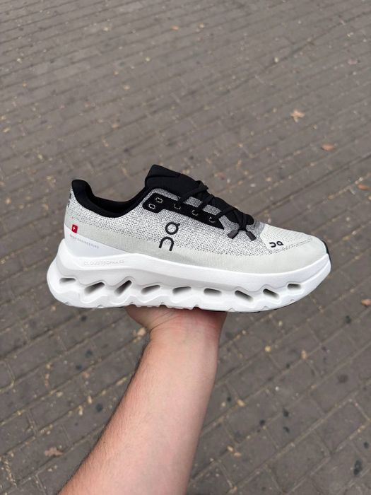 On cloud Черно-белый