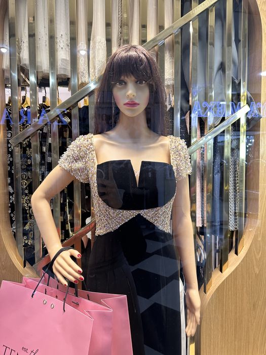 Маникень для женского магазина