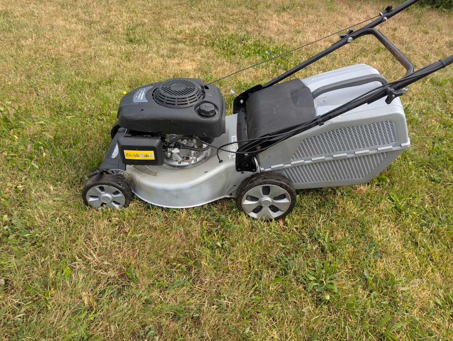 Masina de tuns iarba cu tractiune Honda