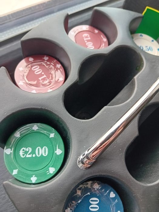 Kit joc de poker. Sigilat.Pret 100 lei fix