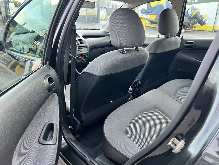 Peugeot 206 Sedan 70.000 Km 1.4 Benzina Model Full IMPECABILA(logan,clio)