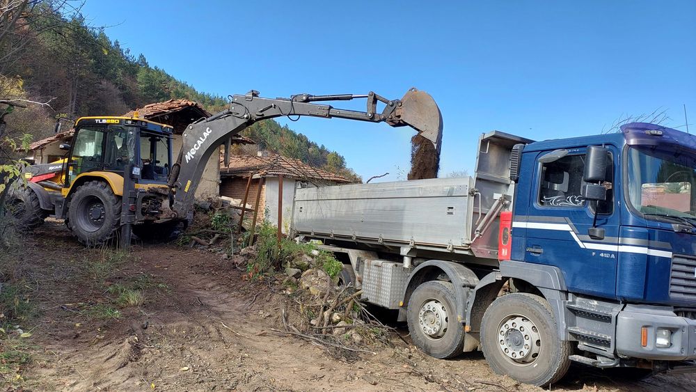 Услуги с комбинирани багери.Свредел и самосвал четириос