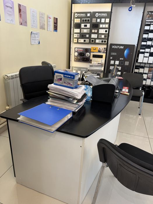 Стеллаж, стол, витрина