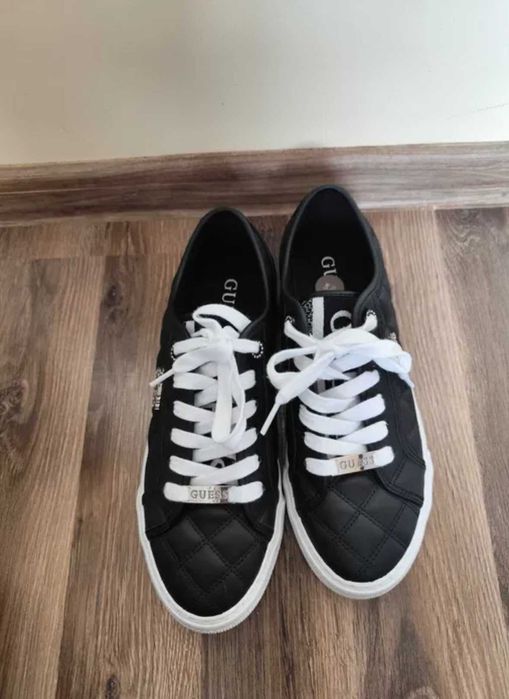 Нови оригинални кецове Guess