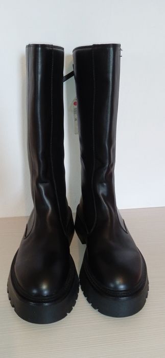 Cizme superbe ,medii ,Bershka ,noi cu eticheta ,masura 39