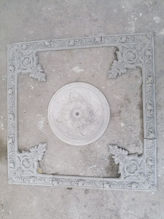 Ornamente din ipsos /stucatură ,coloane ancadramente  ferestre