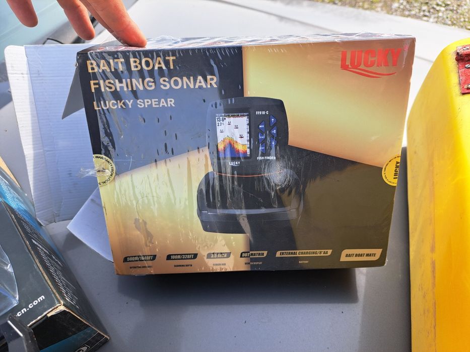 Лодка за захранка със сонар