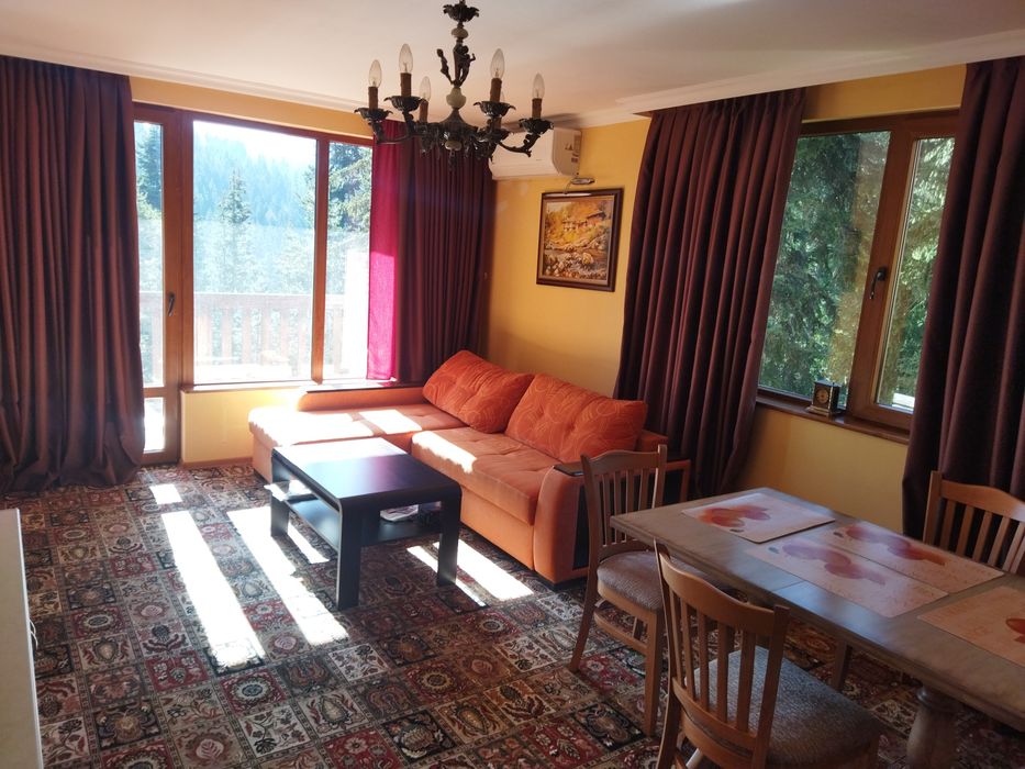 Продава тристаен апартамент в топ центъра на Пампорово