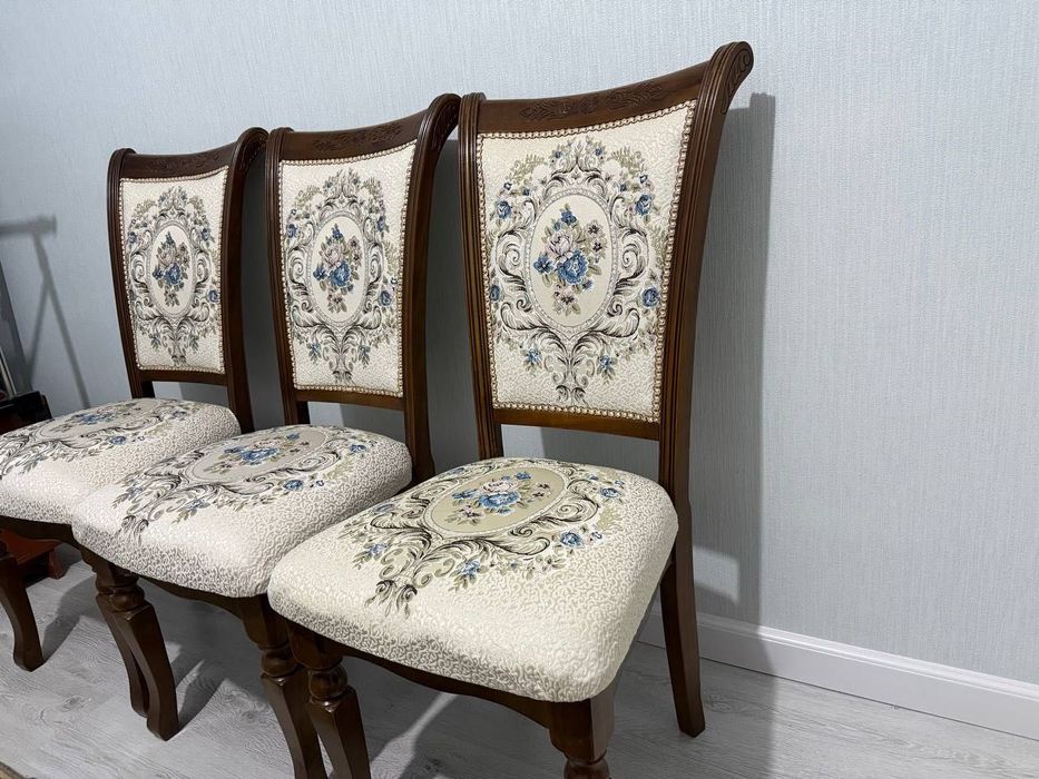 Продам стол и стулья 14шт (орех) очень хорошего качества.