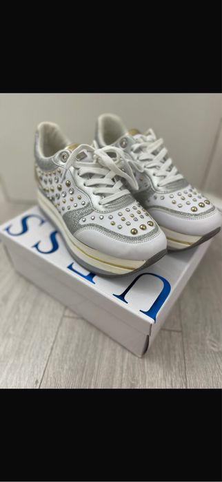 Продам кроссовки на платформе Guess