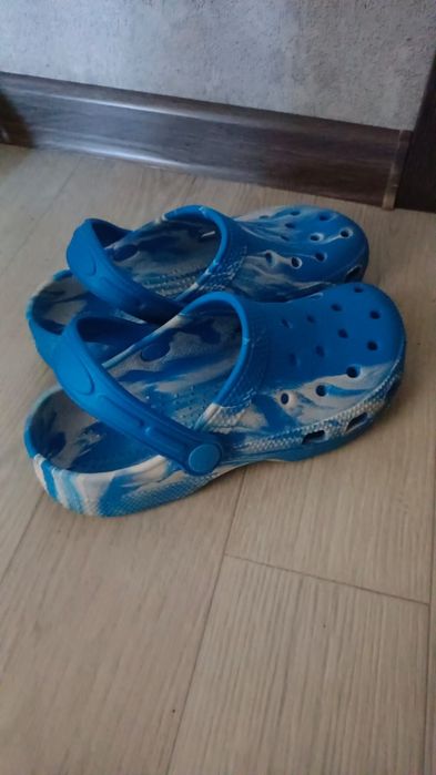 Отдам бесплатно кроксы