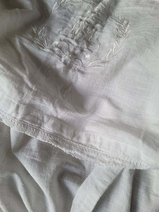 Два броя памучни бродирани пердета, с драперия и дантела