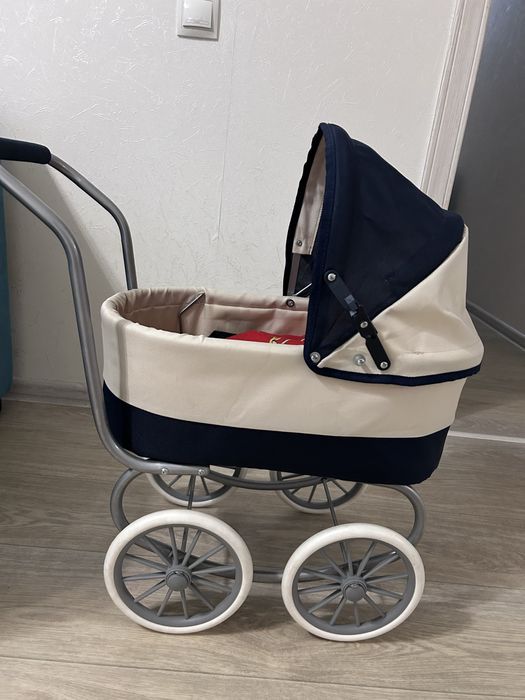 Игрушечная коляска и газплита