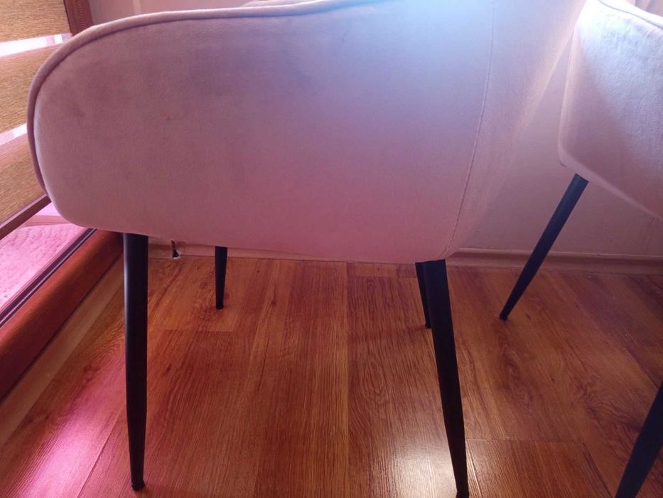 Мебели за дома,разтегателен фотьойл, люлеещ стол и трапезни столове.