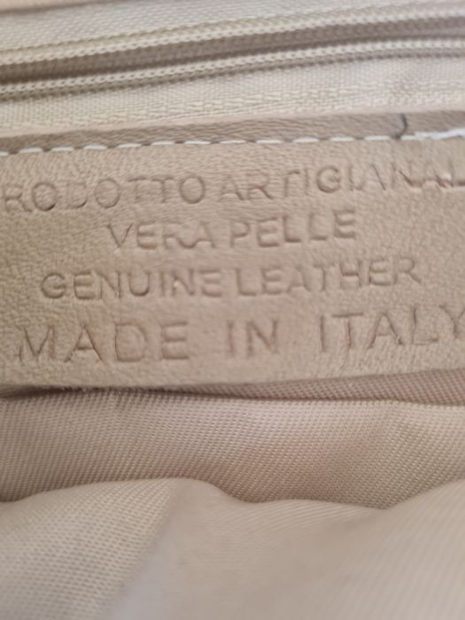 Чанти естествена телешка кожа.